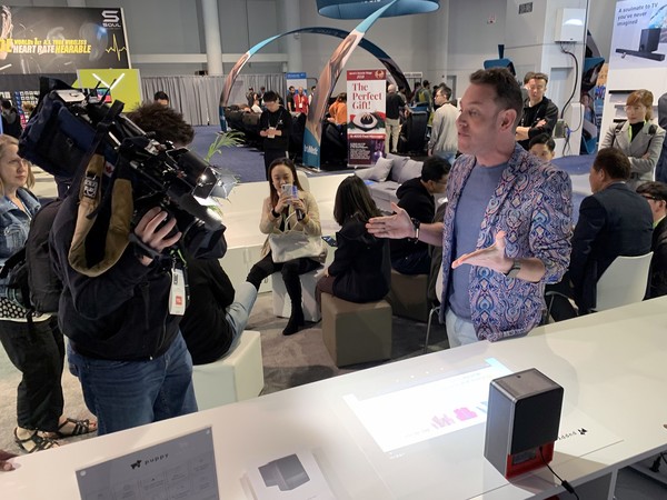 小狗机器人CES首秀 三大产品线出海亮相