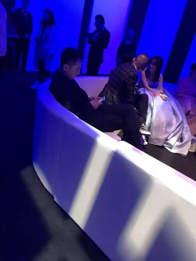 娜扎热巴首次同框，中间夹一个朱一龙，微博之夜的神颜组合来啦