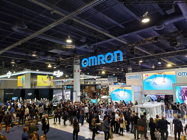 我们带了3台手机逛CES：结果荣耀V20把老外惊呆了