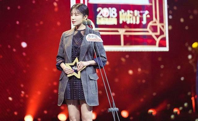 阚清子身高真的有165?西装配短裙,腿粗是硬伤