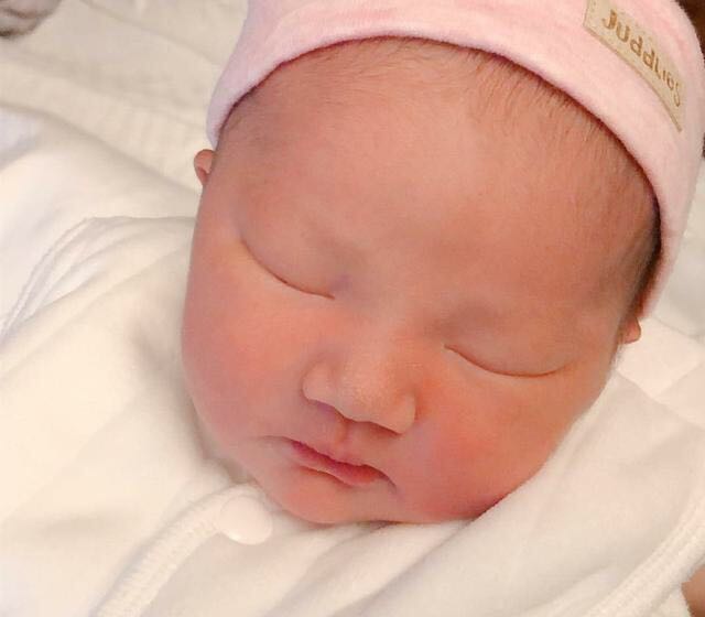 基因太强大！李亚男晒女儿大眼超萌正面照，像极了王祖蓝的妈妈！