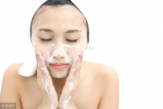 这样洗脸,让你看上去比同龄人小5岁!去美容院的钱都省了~