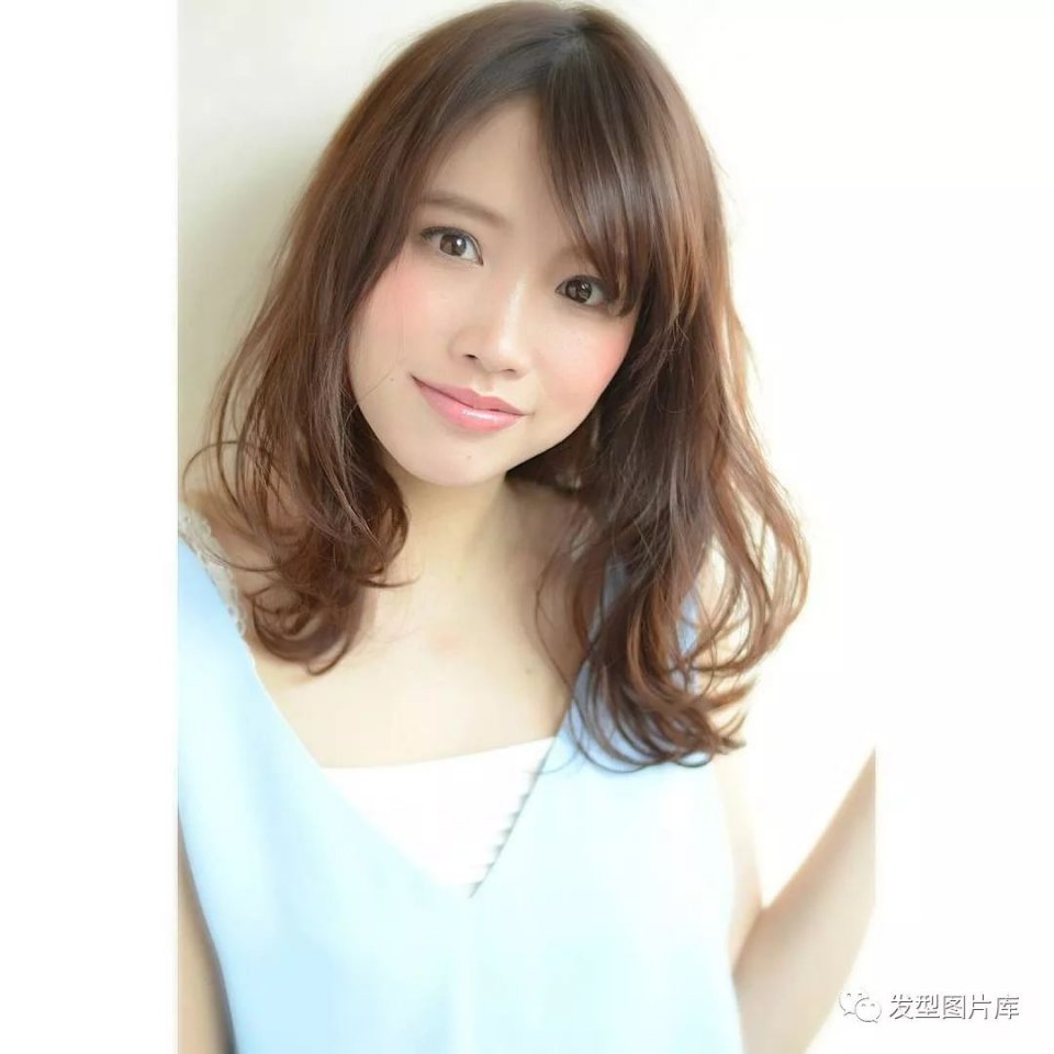 实拍:日本发廊长卷发的湿发造型发型脸小头发多的中短发型图片
