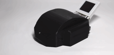 一哥们把鼠标改成了超微型笔记本电脑，竟然还能打游戏……