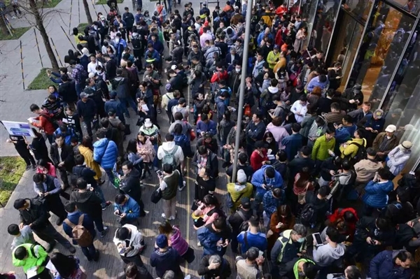 华为Mate 20 X登陆台湾市场：上千人排队抢购