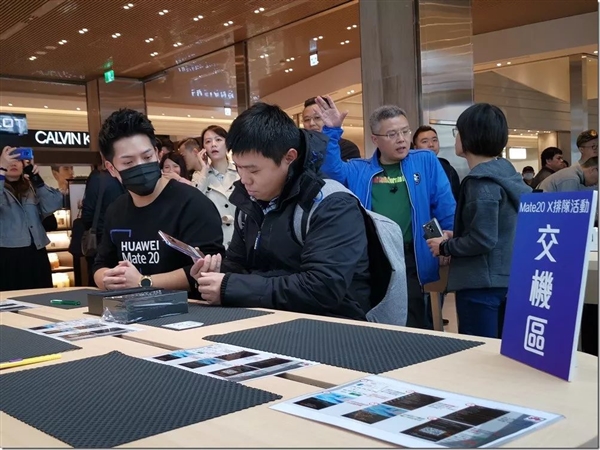 华为Mate 20 X登陆台湾市场：上千人排队抢购