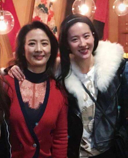 刘亦菲与妈妈现身机场，妈妈气场强颜值高，网友：比女儿还美