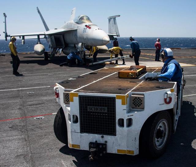 难怪舰载机起降被称刀尖舞蹈,歼15起飞压力让飞行员如同撞上铁墙