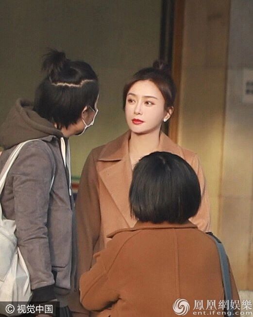 热巴央视春晚彩排光腿美丽冻人 江疏影露腿、秦岚貌美颜值高