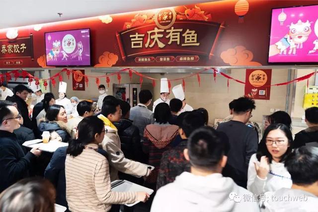 杨元庆化身主厨庆祝“小年”：现身联想食堂窗口为员工盛饭派餐