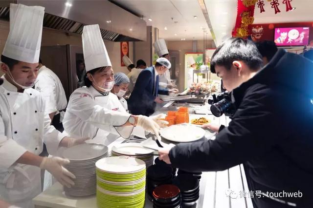 杨元庆化身主厨庆祝“小年”：现身联想食堂窗口为员工盛饭派餐