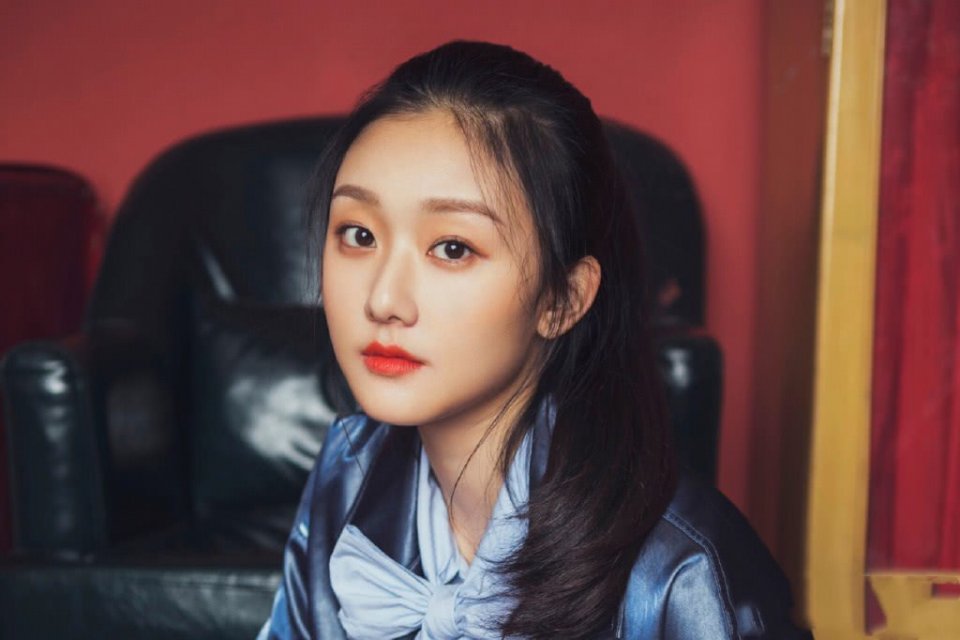 迪丽热巴的小师妹袁雨萱,穿蓝光衣的造型,真的