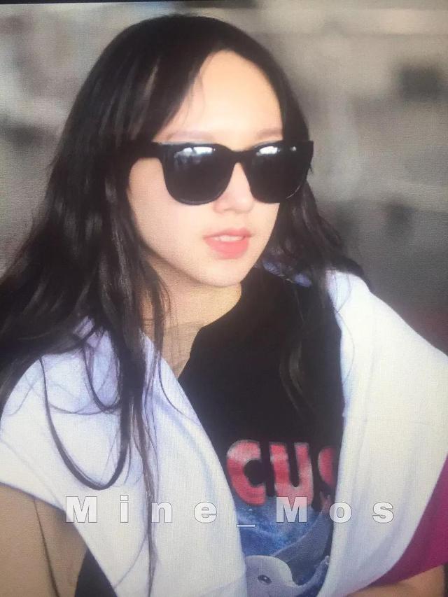 程潇近照曝光,皮肤白净素颜也很好看,没有刘海的额头显得有些大