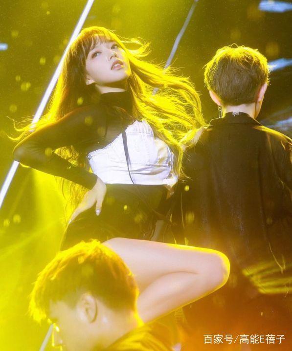 程潇近照曝光,皮肤白净素颜也很好看,没有刘海的额头显得有些大