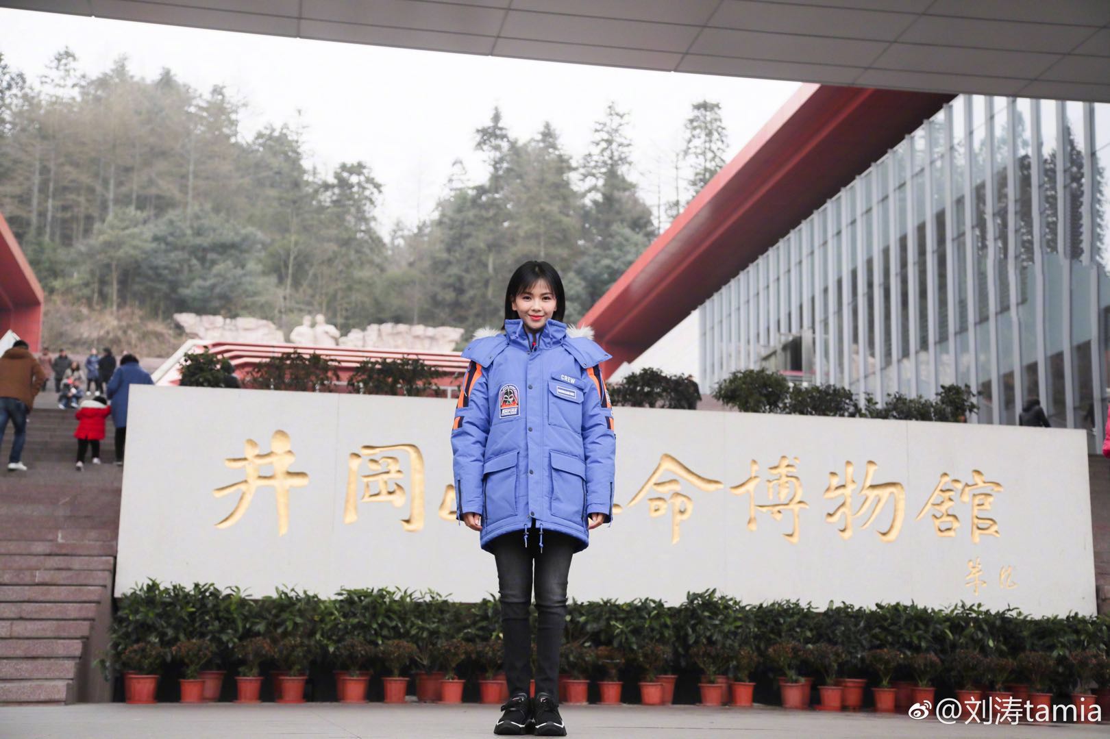 刘涛现身农贸市场，撸起袖子买年货，网友：真受不了她拿东西的方式