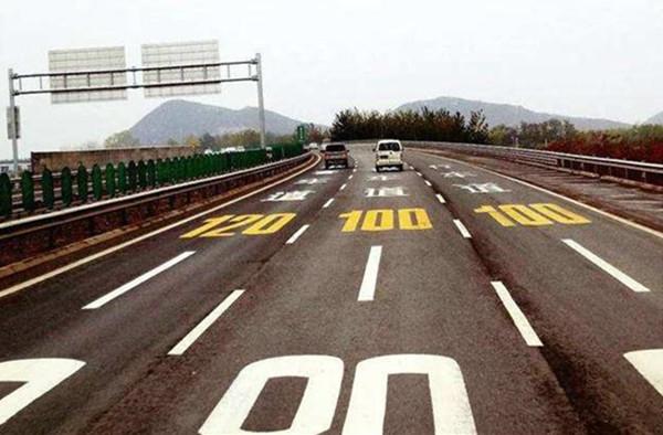 很服气，中国高速公路的怪象，限速最高车道却跑着最慢的车