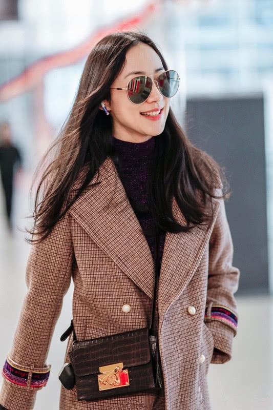 韩雪穿格子大衣到机场,脚穿一双袜靴,这身新年