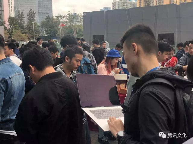 腾讯初八开工万人抢红包：马化腾刘炽平现场派发 队伍堪比春运