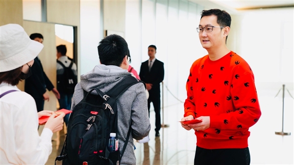 腾讯万人领红包 有人排队7小时：金额羡煞