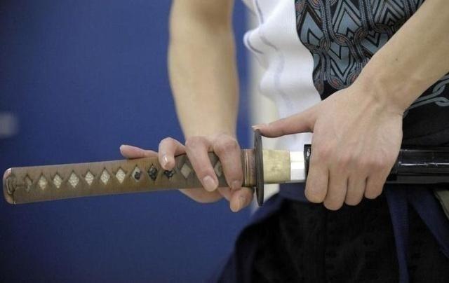 日本武士为什么反手拔刀, 其中有什么讲究?