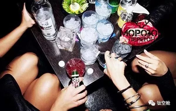 酒是个好东西，它能搞定所有人，连外星人也不例外 | 钛空舱