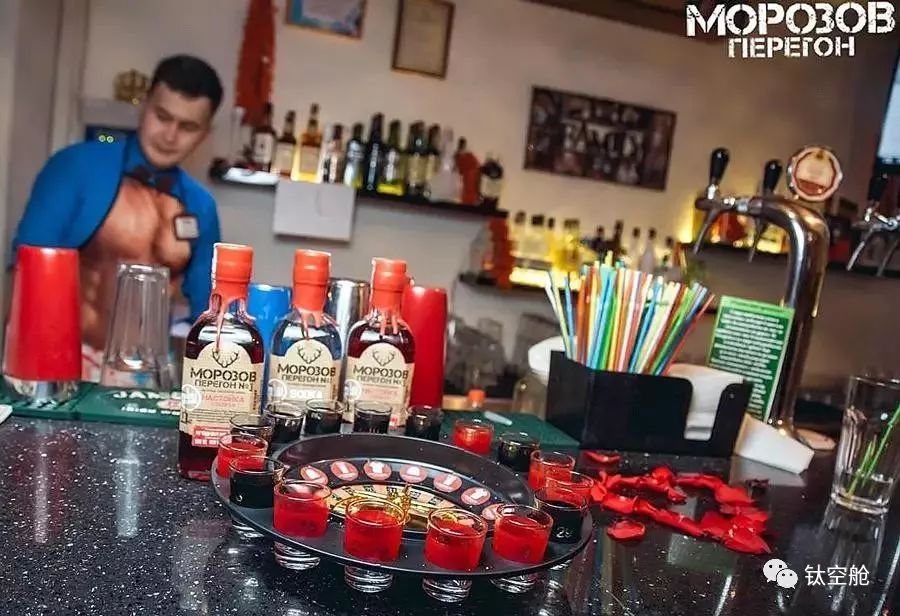 酒是个好东西，它能搞定所有人，连外星人也不例外 | 钛空舱