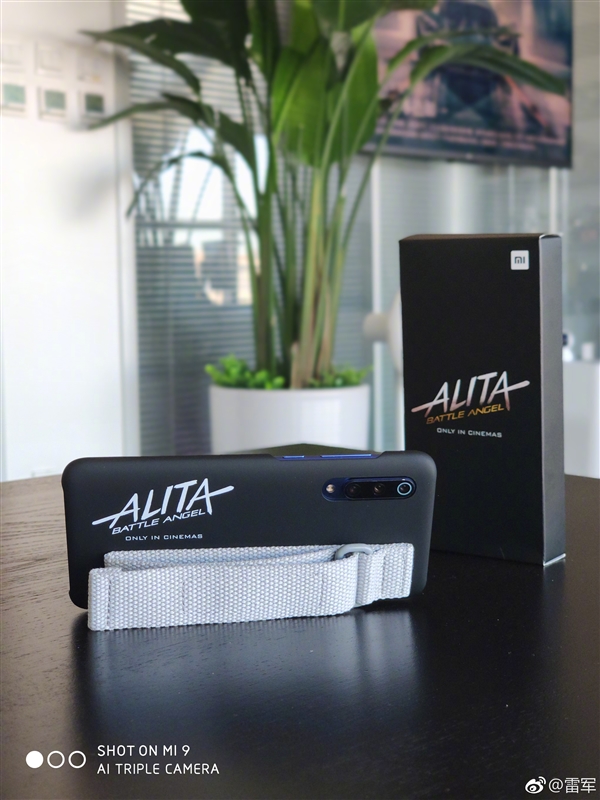 替代懒人支架！雷军演示小米9保护壳背带玩法：方便手握、还能耍酷