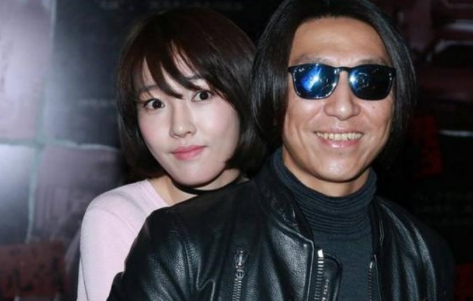 白百何母子电玩城被偶遇 元宝玩游戏妈妈指挥协助