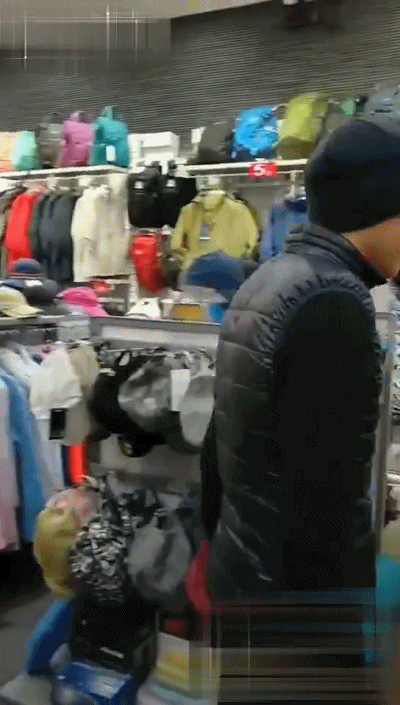 撒贝宁陪老婆李白逛街，他的一个举动被赞绝世好男人！
