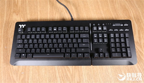 曜越Level 20 RGB机械键盘图赏：带滚轮式音量调节旋钮