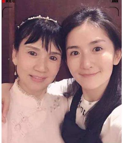 谢娜家庭背景被扒,父母不容小嘘,难怪张杰就认准谢娜当老婆!