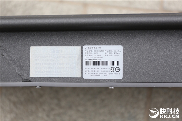 折叠只需3秒!小米米家电动滑板车Pro图赏