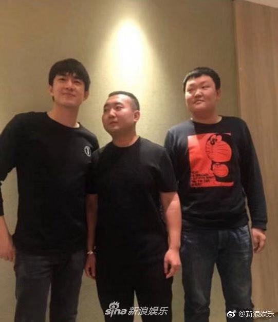 林更新参加小学同学会难掩明星光环，网友：像小朋友和叔叔阿姨