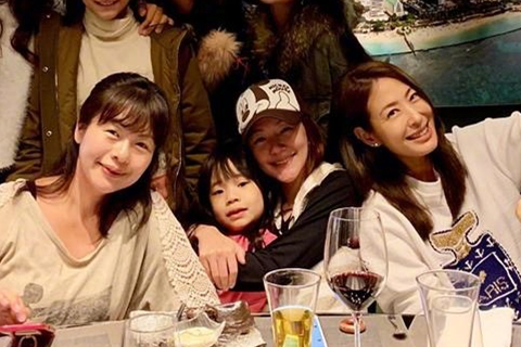 小S素颜和友人喝酒吃铁板烧，13岁女儿罕见出镜，被夸气质太好！