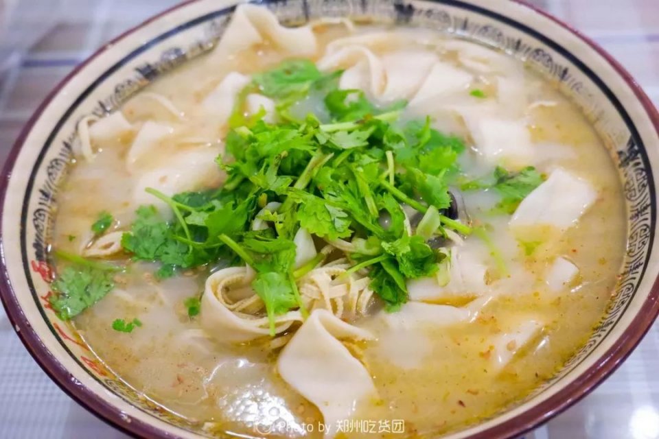 郑州火炸天的7碗面!还没下班就客满!