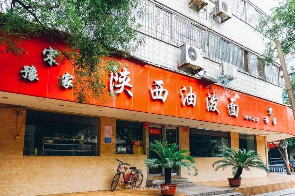 郑州火炸天的7碗面!还没下班就客满!