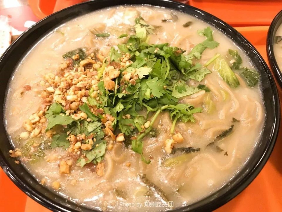 郑州火炸天的7碗面!还没下班就客满!