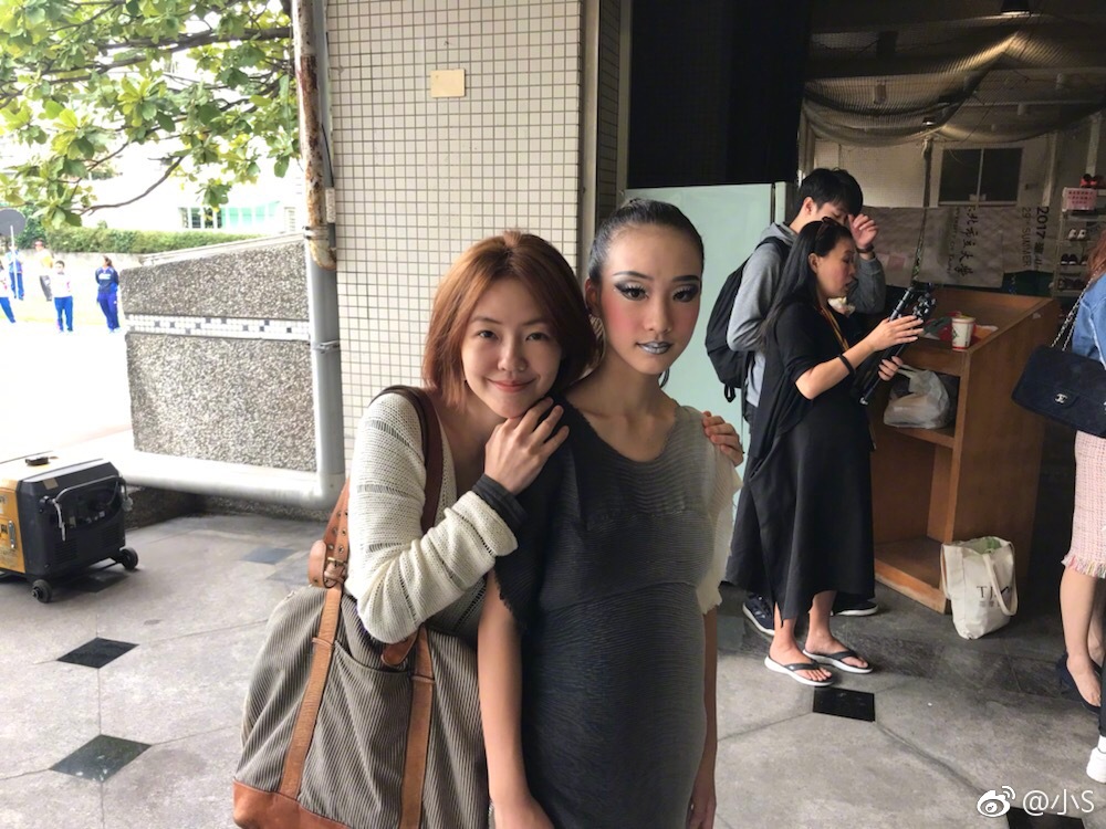 小S素颜和友人喝酒吃铁板烧，13岁女儿罕见出镜，被夸气质太好！
