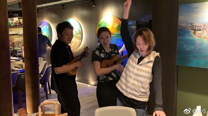 小S素颜和友人喝酒吃铁板烧，13岁女儿罕见出镜，被夸气质太好！