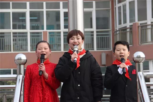 邢雅雯老师带领戏曲社团的孩子为大家奉献了一场特别的豫剧表演