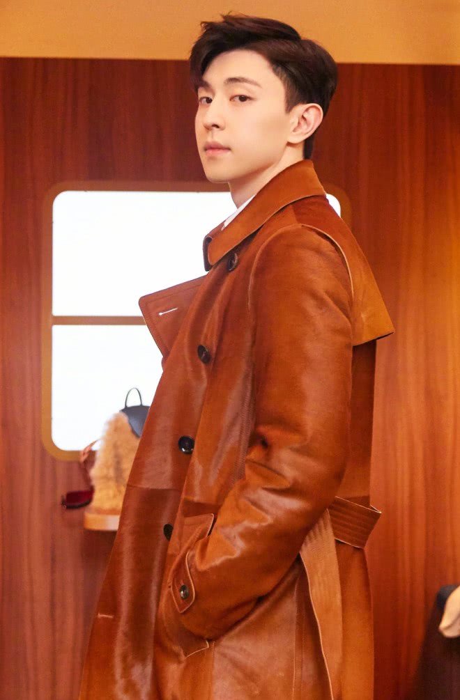 穿腻了风衣?邓伦迷上这件皮大衣,出街绝对是帅