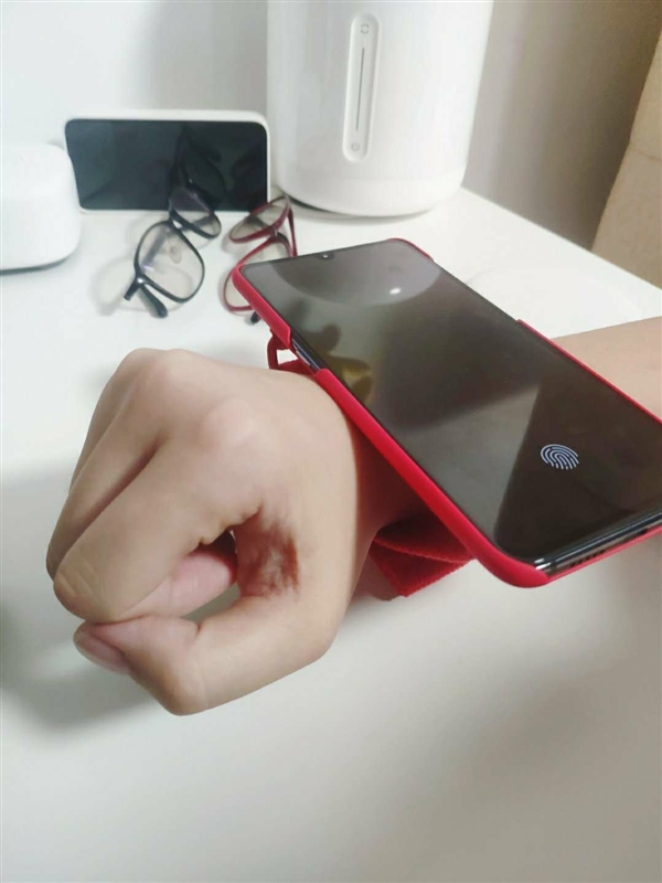 雷军公布小米9 SE街头风保护壳:手感非常舒服