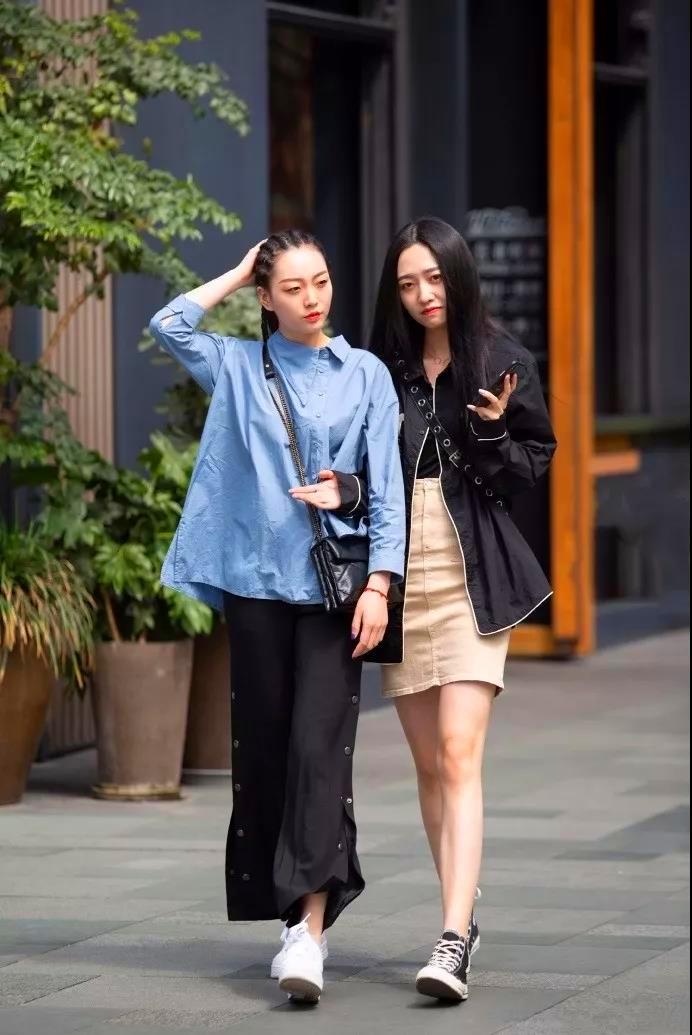 美女挂脖背心配破洞牛仔裤,轻松绽放迷人的身