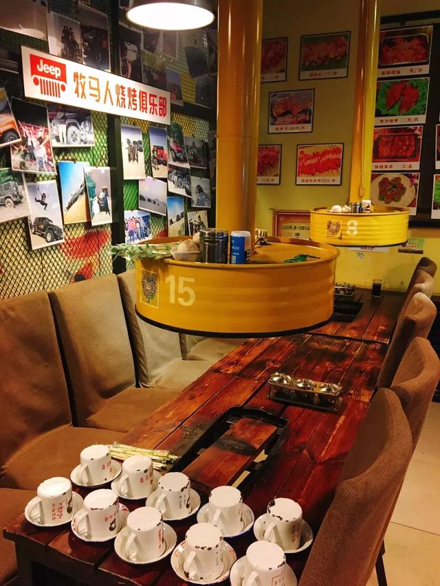 长春这家烧烤店开了不少年了,桌上小炉自己烤,烤啥样自己说了算
