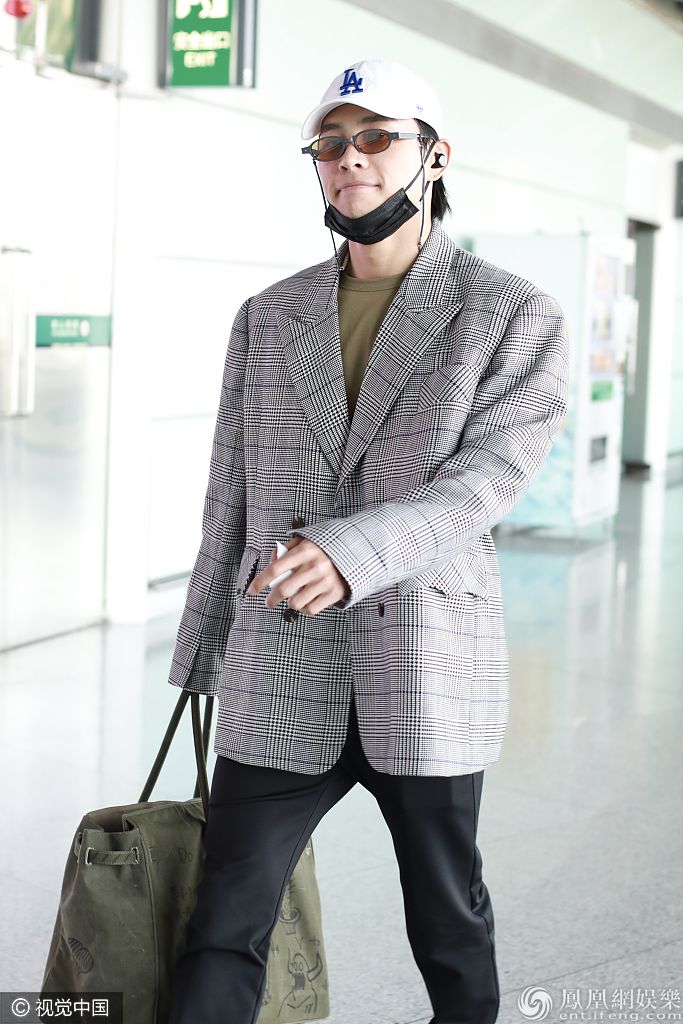 吴谨言绯闻男友洪尧帅气现身 摘口罩露“魏璎珞”同款笑很般配