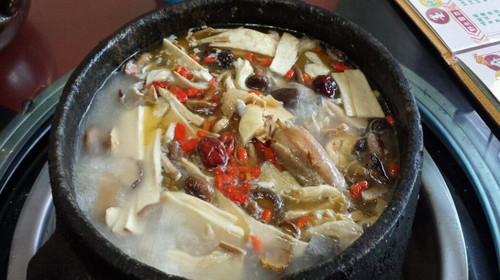 舌尖上的西藏/自驾游西藏必吃美食——石锅鸡介绍篇__凤凰网