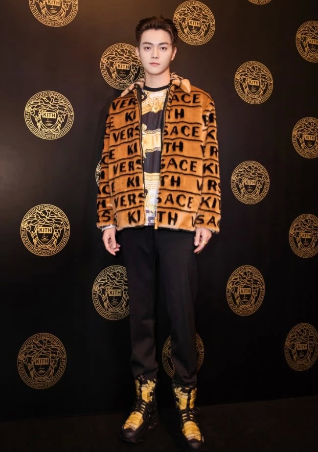 许凯怕是个三好学生,外套上都记着英语单词,像