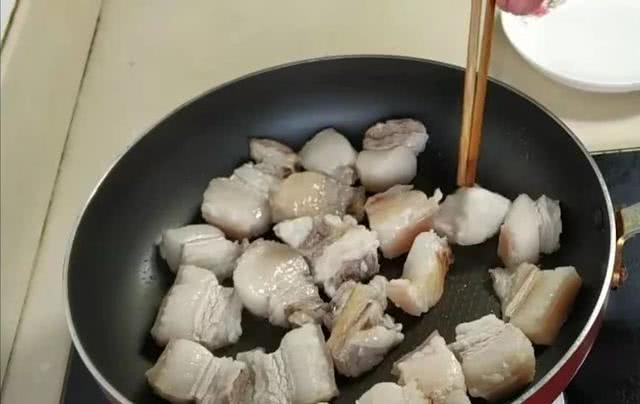 红烧肉的最新做法,不用一滴油,不加一滴水,吃起来肥而不腻