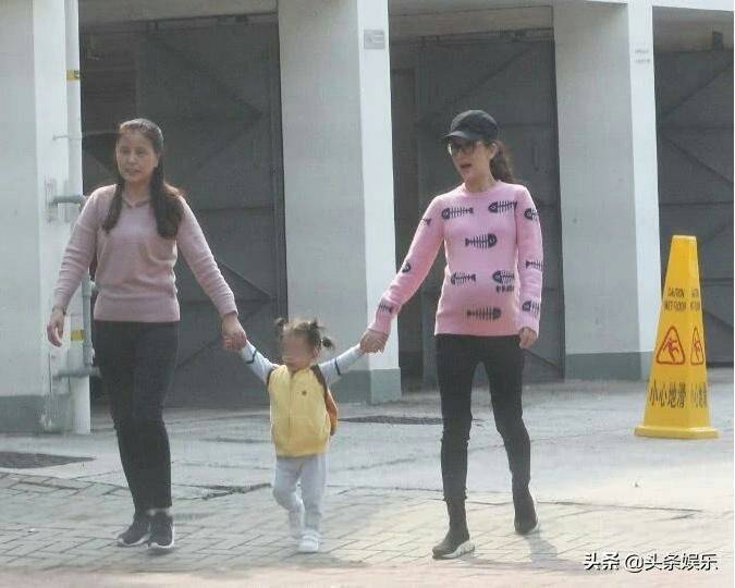 郭富城女儿正面曝光萌到爆，方媛肚子成焦点：看样子是儿子