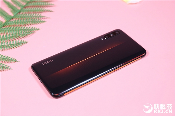 骁龙855加持 iQOO熔岩橙开箱图赏：3D炫彩美背